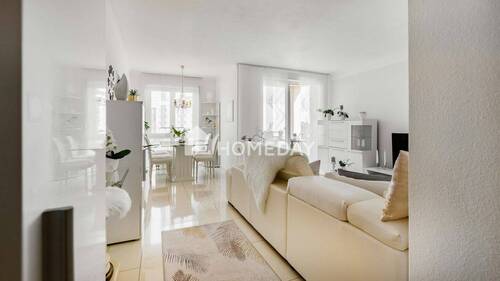 Wohnzimmer 1 - Wohlfühlwohnung mit 3 Zimmern, Tageslichtbad und Garage in ruhiger Lage