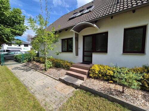 Rückseite mit Eingang zur DG Wohnung - 