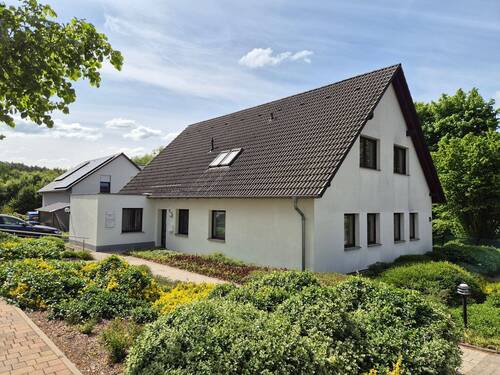 Straßenansicht mit Eingang zur Praxis im EG - Mehrfamilienhaus, Wohnhaus in Wittenberg