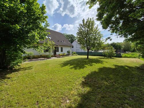 Rückseite mit Garten - 