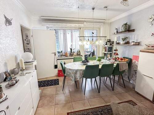 Wohnzimmer mit Blick in die Loggia - 4 Zimmer Etagenwohnung zum Kaufen in Herford