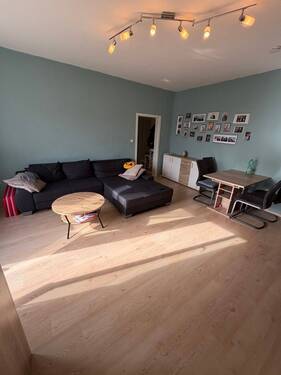 Wohnzimmer - Schöne 4-Zimmer Wohnung mit Balkon zu vermieten