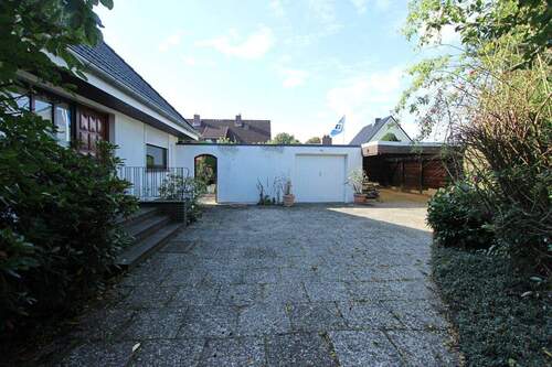 Garage & Carport - 