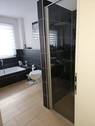 Badezimmer mit Dusche und Badewanne - 