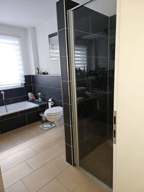 Badezimmer mit Dusche und Badewanne - 