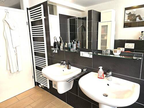 Badezimmer mit Doppel Waschbecken - 