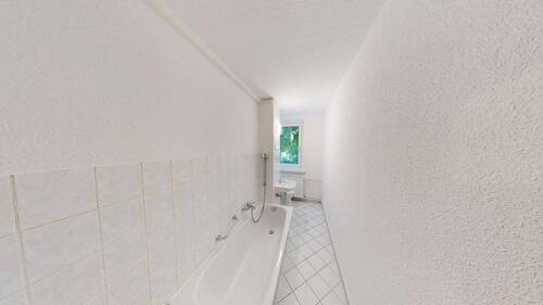 Bad mit Wanne - 2 Zimmer Etagenwohnung in Chemnitz
