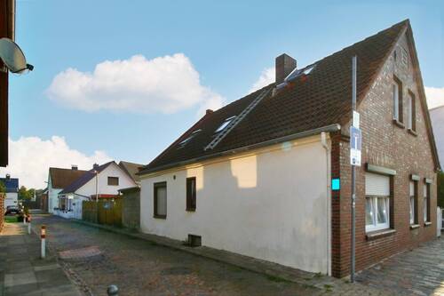 Seitenansicht - 6 Zimmer Einfamilienhaus zum Kaufen in Wilhelmshaven