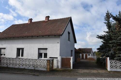 Ein Blick auf das Einfamilienhaus - Fast vollständig saniertes Einfamilienhaus mit reichlich Nebengelass in Reichenhain