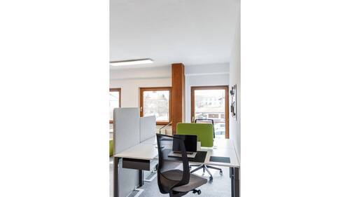 eigener Arbeitsplatz im Büro - 