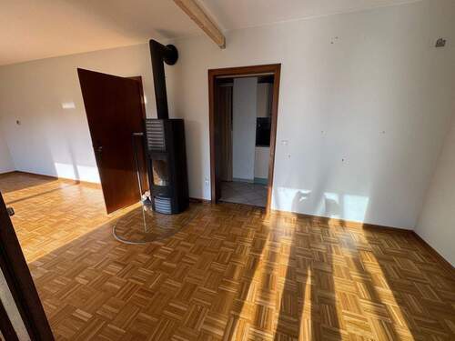 Wohnbereich mit Blick in die Küche - 