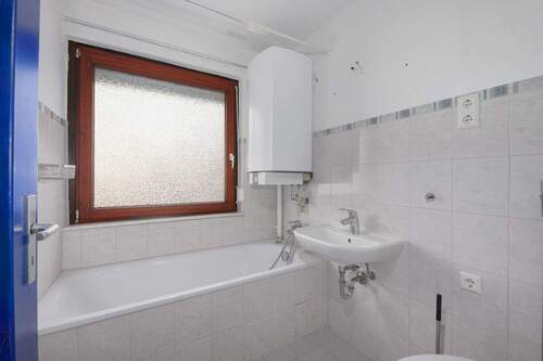 Badezimmer Hauptgebäude Wohnung 1. OG - 