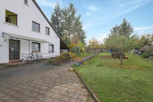 Nebengebäude und Garten - linke Gartenseite - 