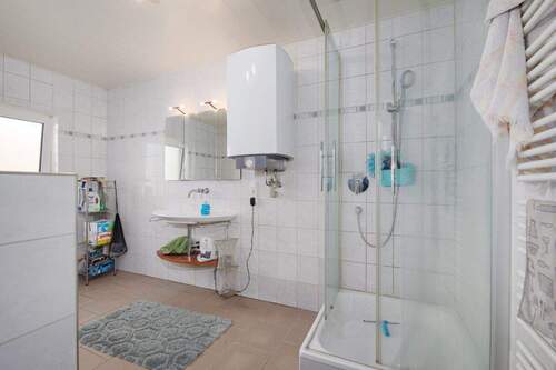 Badezimmer Nebengebäude Wohnung EG - 