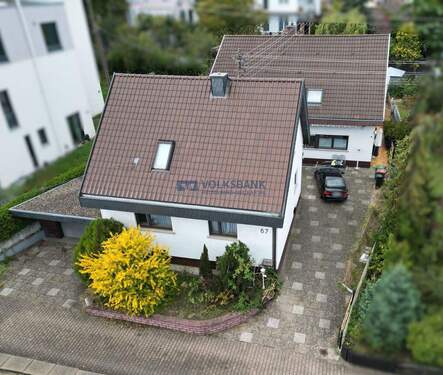 Hausansicht Vogelperspektive Straßenseite - 2 Einfamilienhäuser auf einem großen Grundstück mit Garagen und Garten!