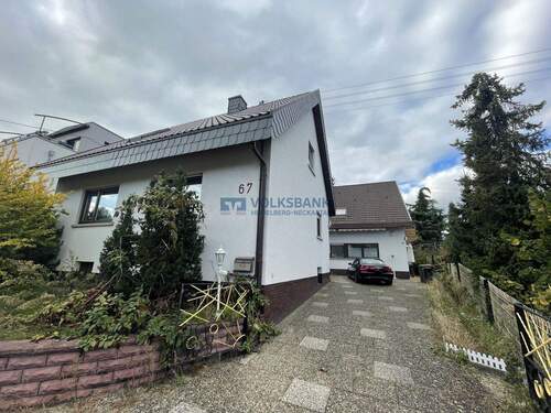Hausansicht mit Zufahrt Grundstück - Mehrfamilienhaus, Wohnhaus mit 234,40 m&sup2; in Walldorf zum Kaufen