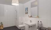 Modern gefliestes Badezimmer mit bodengleicher Dusche - Etagenwohnung mit 46,90 m² in Aachen zum Kaufen