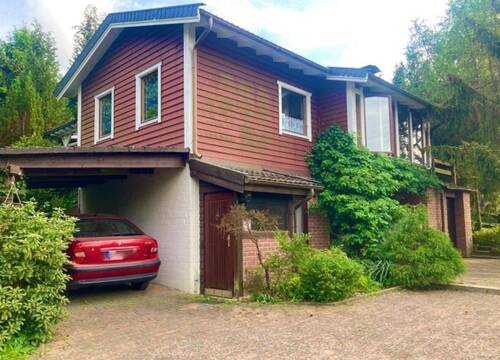 Hausansicht mit Carport - 