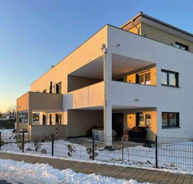 Mehrfamilienhaus außen - Gehobene Neubauwohnung mit überdachtem Balkon