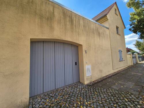 Straßenansicht / Einfahrt - 