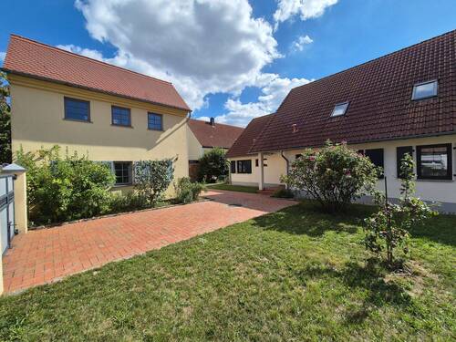 Hof mit beiden Häusern - 