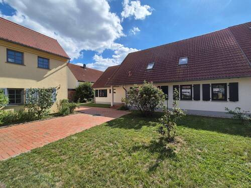 Hof mit beiden Häusern - 