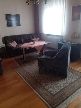 Wohnzimmer mit 2 Fenstern - 