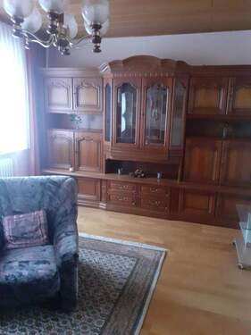 Wohnzimmer mit 2 Fenstern - 