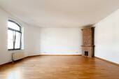 Wohnzimmer mit Kachelofen - 3 Zimmer Etagenwohnung in Chemnitz