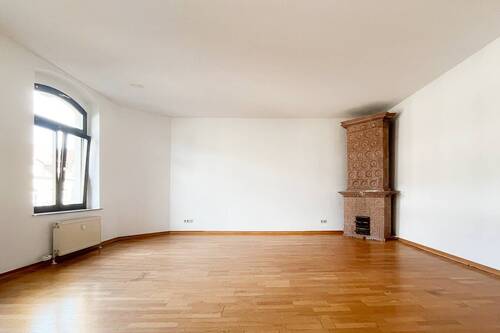 Wohnzimmer mit Kachelofen - 3 Zimmer Etagenwohnung in Chemnitz