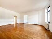 Wohnzimmer mit Blick zur Küche - Etagenwohnung mit 95,00 m² in Chemnitz zum Kaufen