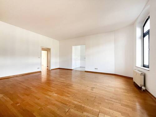 Wohnzimmer mit Blick zur Küche - Etagenwohnung mit 95,00 m² in Chemnitz zum Kaufen