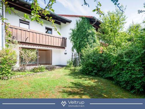 Titelbild mit Banner - LEBEN UND WACHSEN: FAMILIENFREUNDLICHES REIHENMITTELHAUS