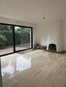 helles Wohnzimmer - D-Kaiserswerth: Terrassenwhg., 2 Zimmer, ca. 80 m² Wohnfl., mit kl. Garten, ca. 60 m² Nutzfläche, Terrasse, Stellplatz
