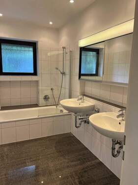 Badezimmer - Terrassenwohnung mit 80,00 m² in Düsseldorf zur Miete