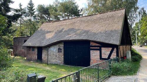 Reetscheune - Denkmal! Grundstück mit Reetscheune und Einfamilienhaus.