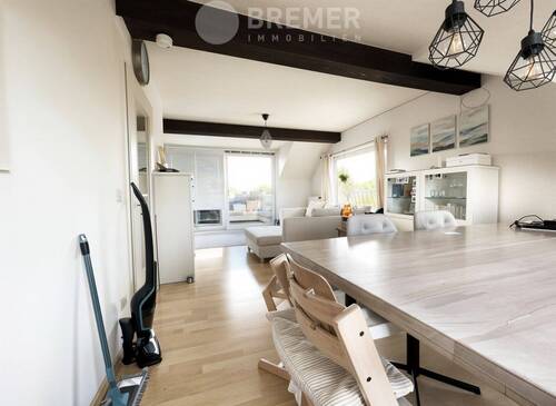 Wohnzimmer - Helle 3-Zimmer Dachgeschosswohnung mit sonniger Dachterrasse und Carport