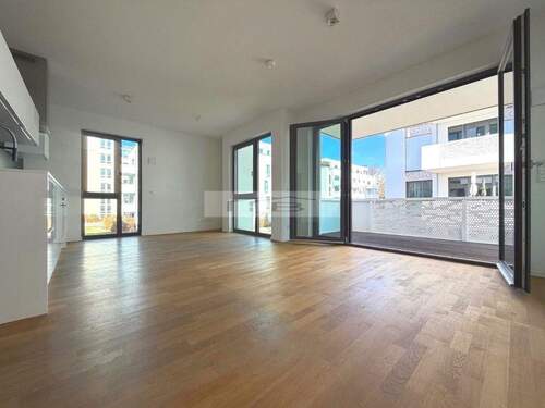 Wohn- und Esszimmer mit offener Küche - 