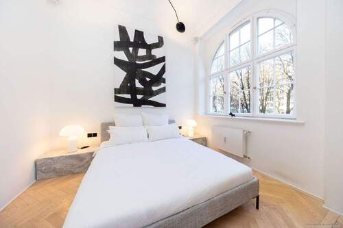 Schlafzimmer mit Rundbogenfenster - Etagenwohnung mit 50,00 m&sup2; in München zum Kaufen