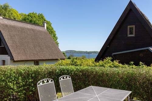 Der Blick von der Terrasse auf das Wasser - 