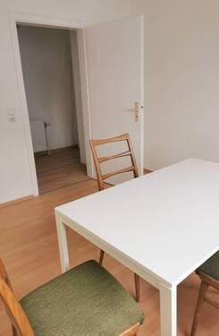 Wohnzimmer mit Zugang zum Flur - 