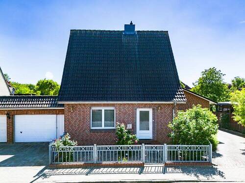 Außenansicht mit Garage - Grünes Paradies in Lauenburg - Einfamilienhaus mit sonnigem Garten