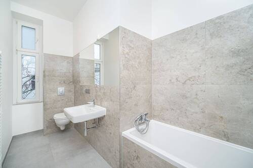 Modernes Bad mit Wanne - Etagenwohnung mit 83,00 m&sup2; in Berlin zum Kaufen