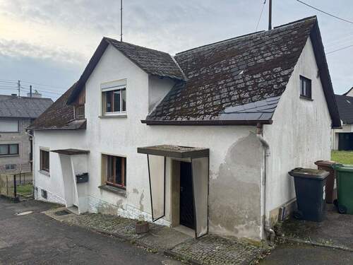 Ansicht Eingänge - Einfamilienwohnhaus freistehend in 56244 Hartenfels - renovierungsbedürftig