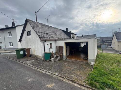 Ansicht Straße mit Garage - 4 Zimmer Einfamilienhaus in Hartenfels