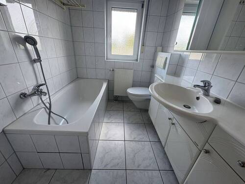 Bad 2 OG - 2 Zimmer Mehrfamilienhaus, Wohnhaus zum Kaufen in Nürnberg