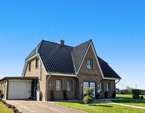 Titelbild - Alleinlage! - Neuwertiges Friesenhaus in KfW 55-Standard auf dem Lande