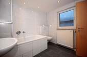 TL-Bad mit Wanne - 4 Zimmer Doppelhaushälfte in Neudenau