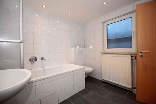 TL-Bad mit Wanne - 4 Zimmer Doppelhaushälfte in Neudenau