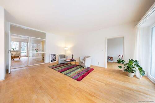 großzügiges Wohnzimmer - 